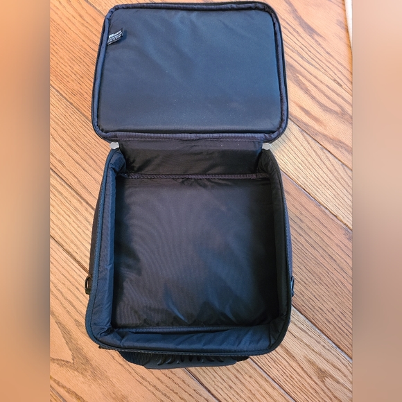 Targus DVD401 Portable DVD Carrying Case with handle - Picture 8 of 11